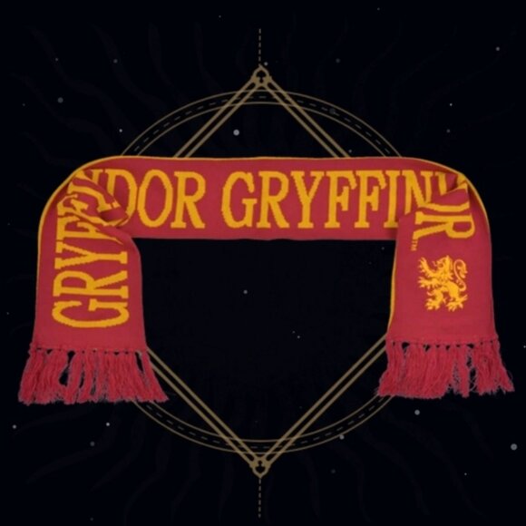 Gryffindor Embroidered Knit Scarf Making of Harry Potter Warner Bros Studio Tour - Picture 6 of 12